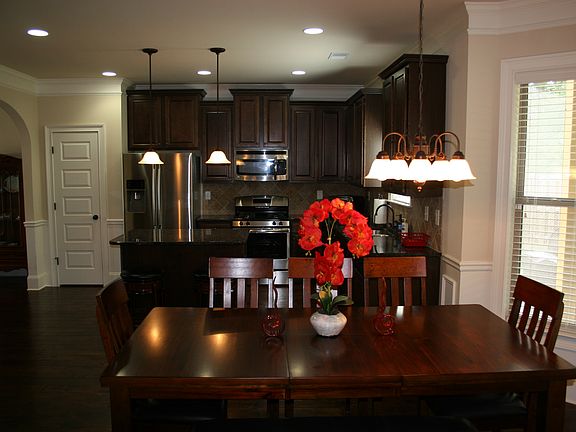 Spacious Kitchen w/ Island
