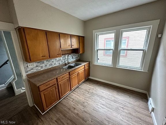 5th image of 3415 Altamont Ave