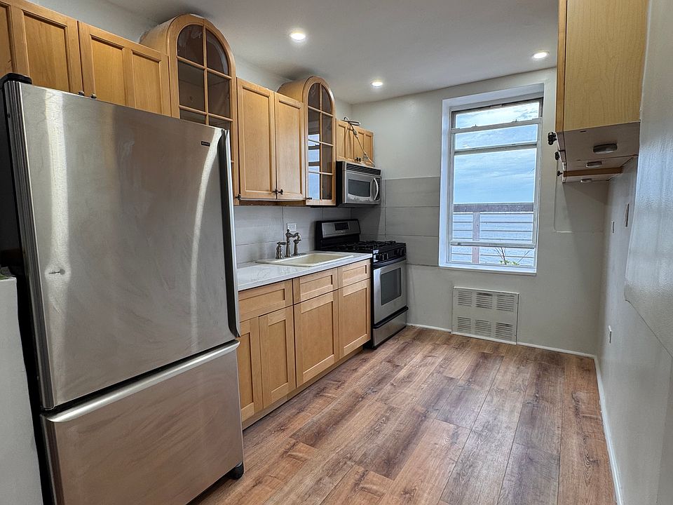 1st image of 3255 Randall Ave