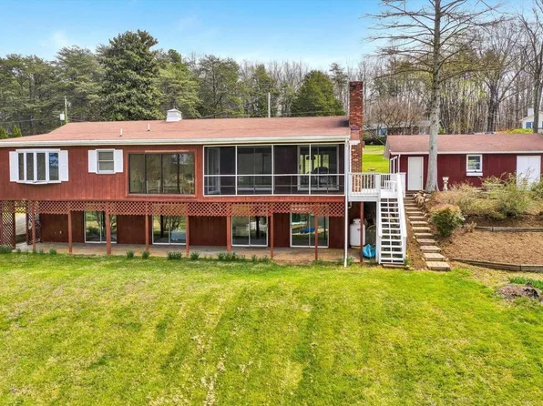 136 Tracy Dr, Moneta, VA 24121