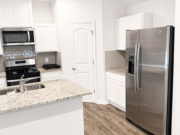 4th image of 3175 Ravenwood St