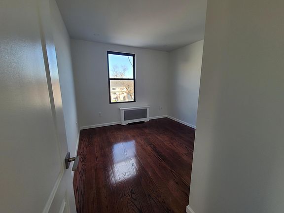 2nd bedroom with closet