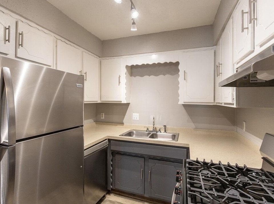 1st image of 5113 N Brookline Ave #259