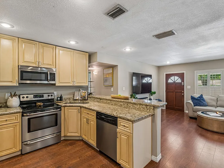 11307 N Boulevard St — Photo 8