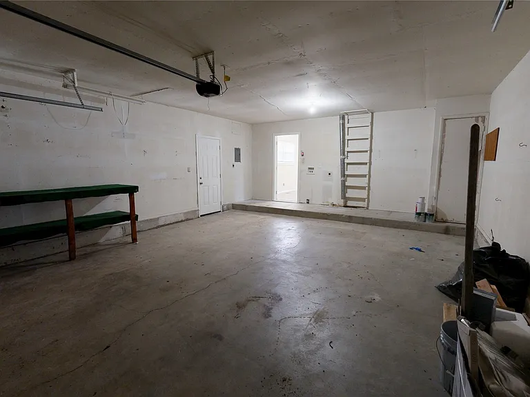 503 W C St — Photo 26