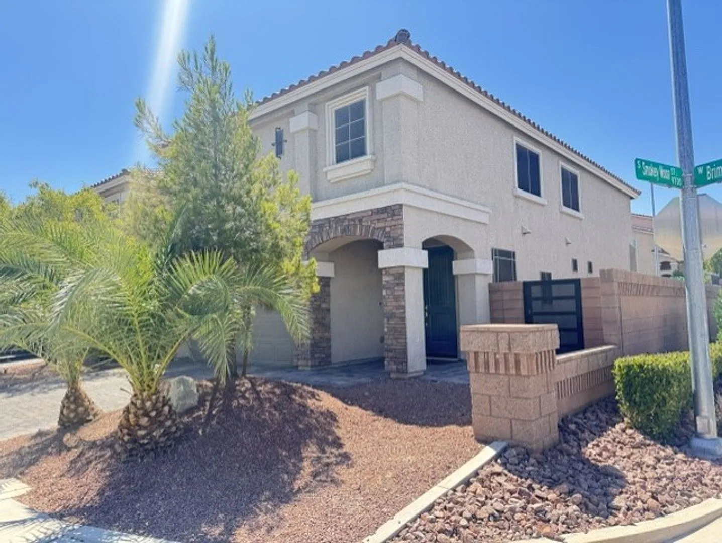 Spacious 4-Bedroom Home with Loft & Private Backyard — Photo 4