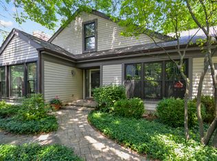 18 Warrington Dr, Lake Bluff, IL
