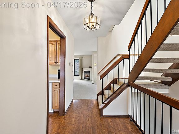 3rd image of 23243 Farmington Rd