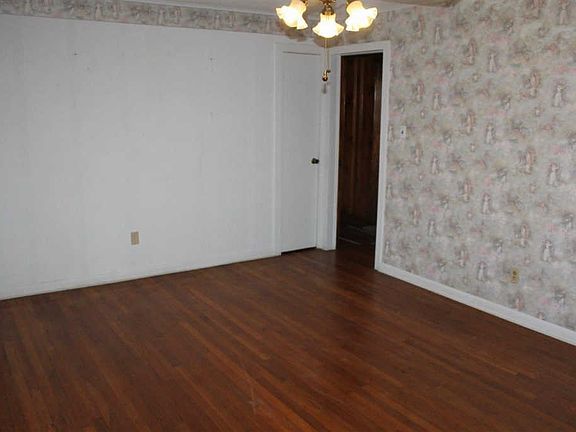 3rd image of 9 E Pecan Dr