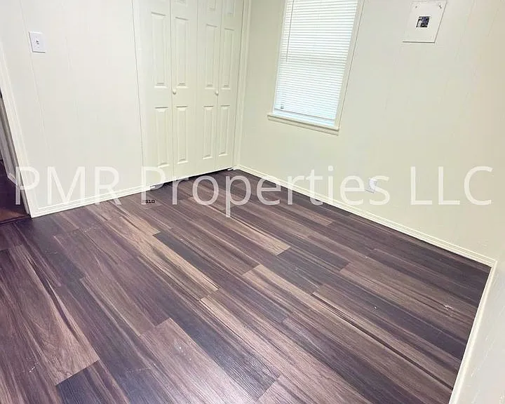 1411 NW Hoover Ave — Photo 5