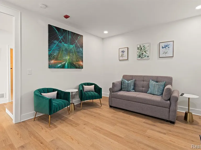 374 E Grand Blvd #2A — Photo 8