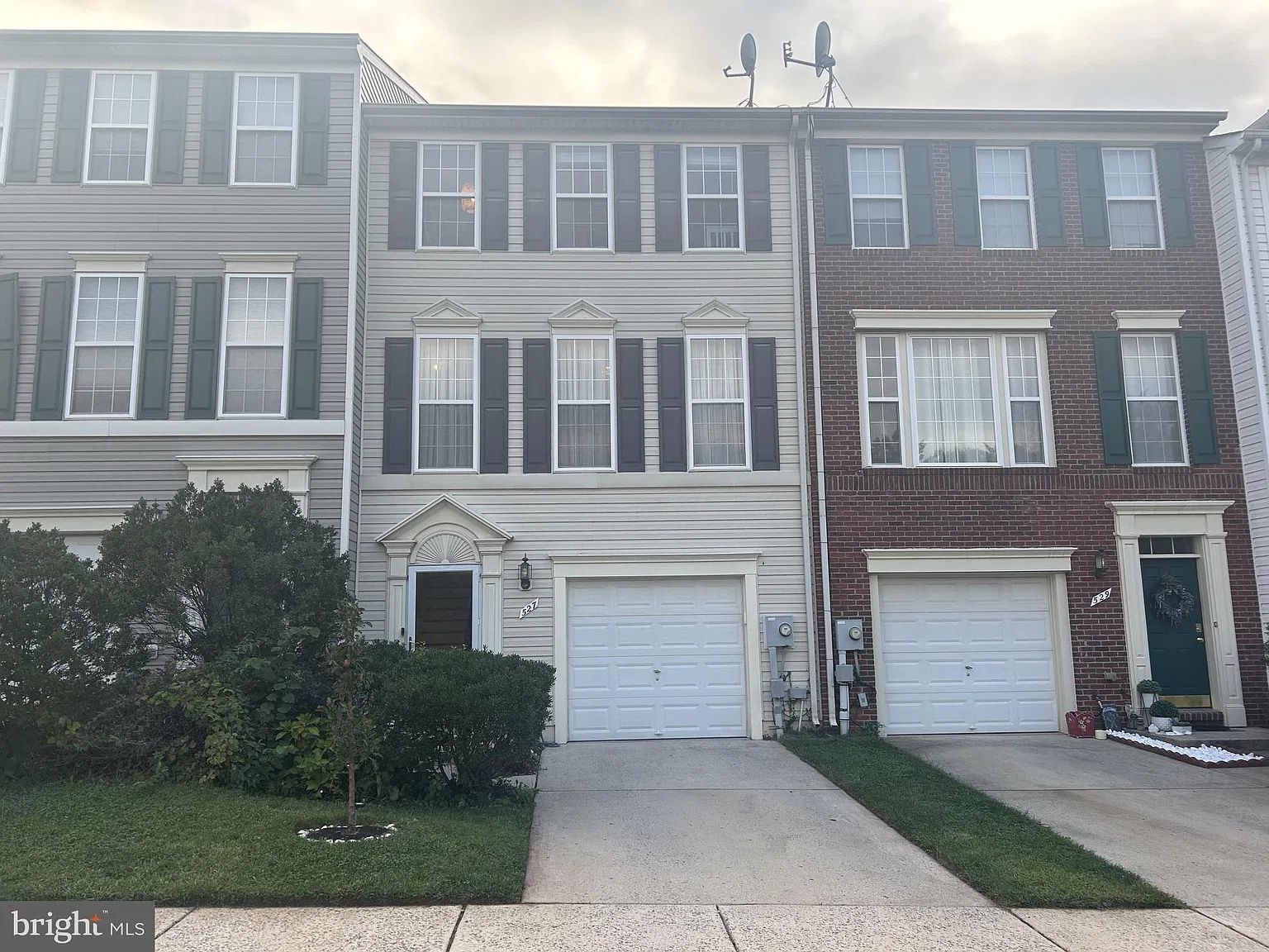 3 bed, 2.5 bath, 1720 sqft, $2,700 — Photo 1