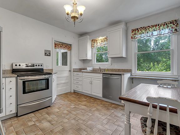 5th image of 1561 Spruce Ave
