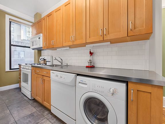 4th image of 200 W 54th St APT 6F