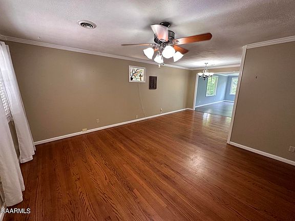 4th image of 415 Sherwood Estates Cir