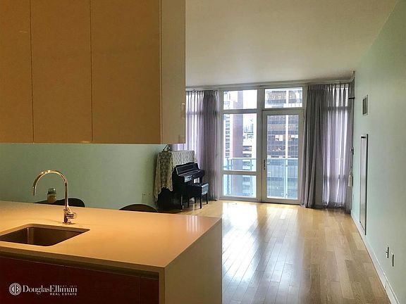 3rd image of 555 W 59th St APT 16E