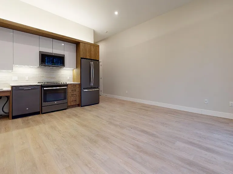 5726 Inglis St — Photo 13