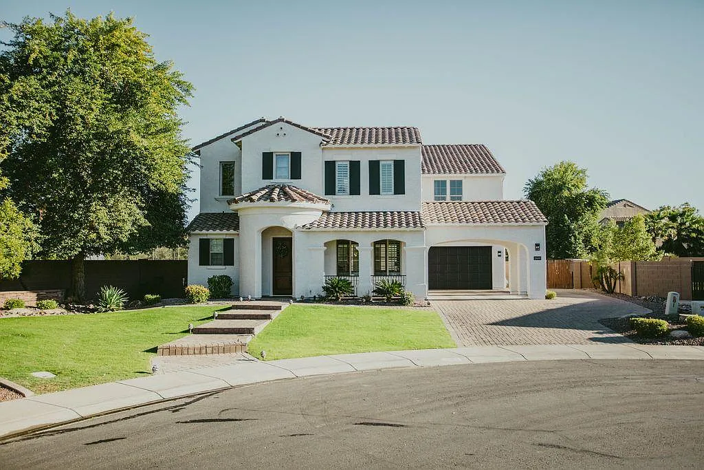 6 bed, 4380 sqft, $6,300 — Photo 1
