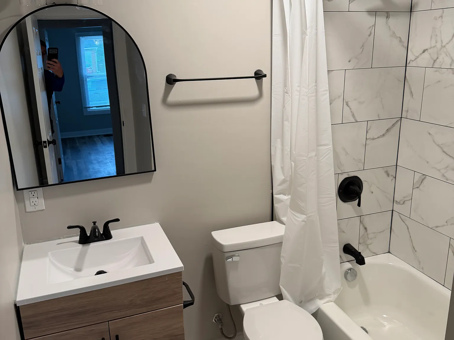 3 bed, 1.5 bath, 1300 sqft, $2,250 — Photo 2
