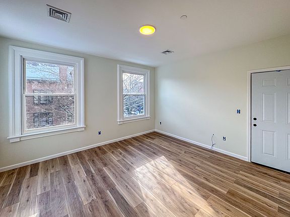 4th image of 47 Trumbull St #4