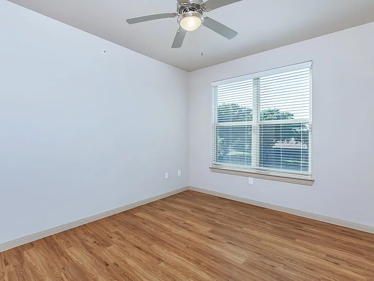 Midway Villas Apartments — Photo 38