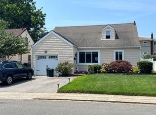 18 Riverside Rd, Lynbrook, NY 11563