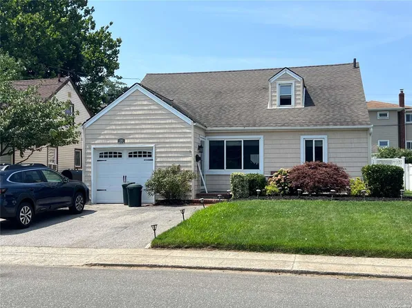 18 Riverside Road, Lynbrook, NY 11563