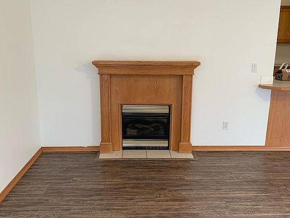 3rd image of 711 Pecan Hill St