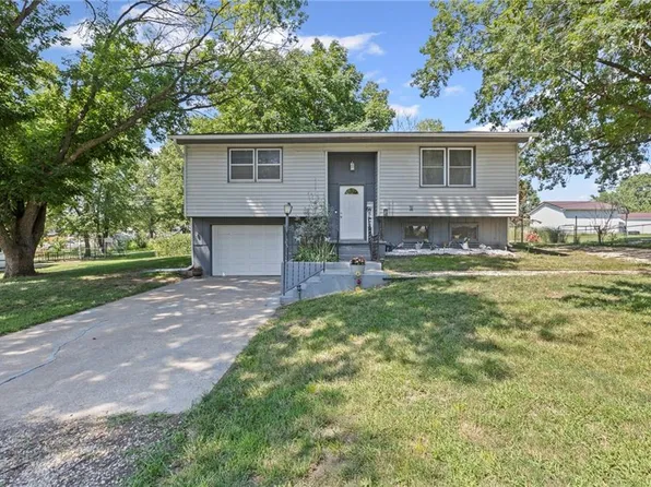509 E 2nd St, Pomona, KS 66076