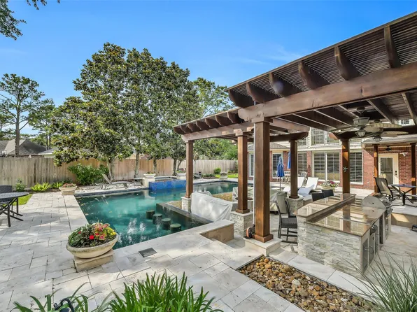 210 Trail Bend Ln, Friendswood, TX 77546