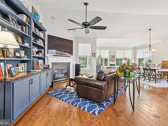 3rd image of 429 Tunbridge Ct