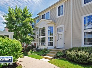 607 Hidden Creek Ln, North Aurora, IL 60542