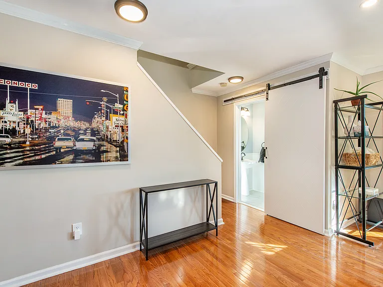 5 Entrance Ave — Photo 4