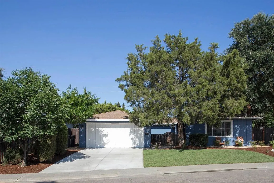 2552 Regis Dr photo 1