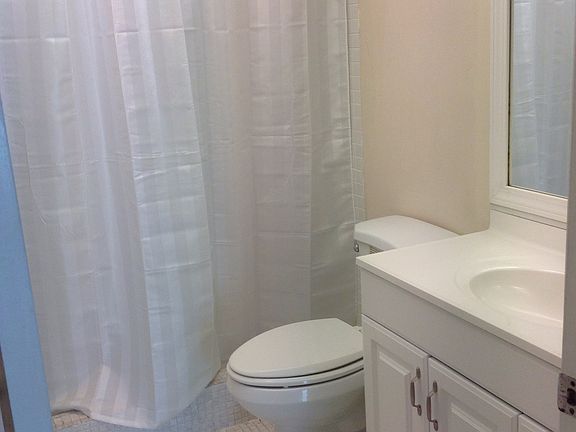 3rd image of 220 Lakeview Dr APT 101