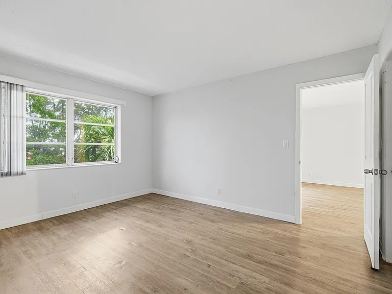 1400 NE 57th St #304 — Photo 10