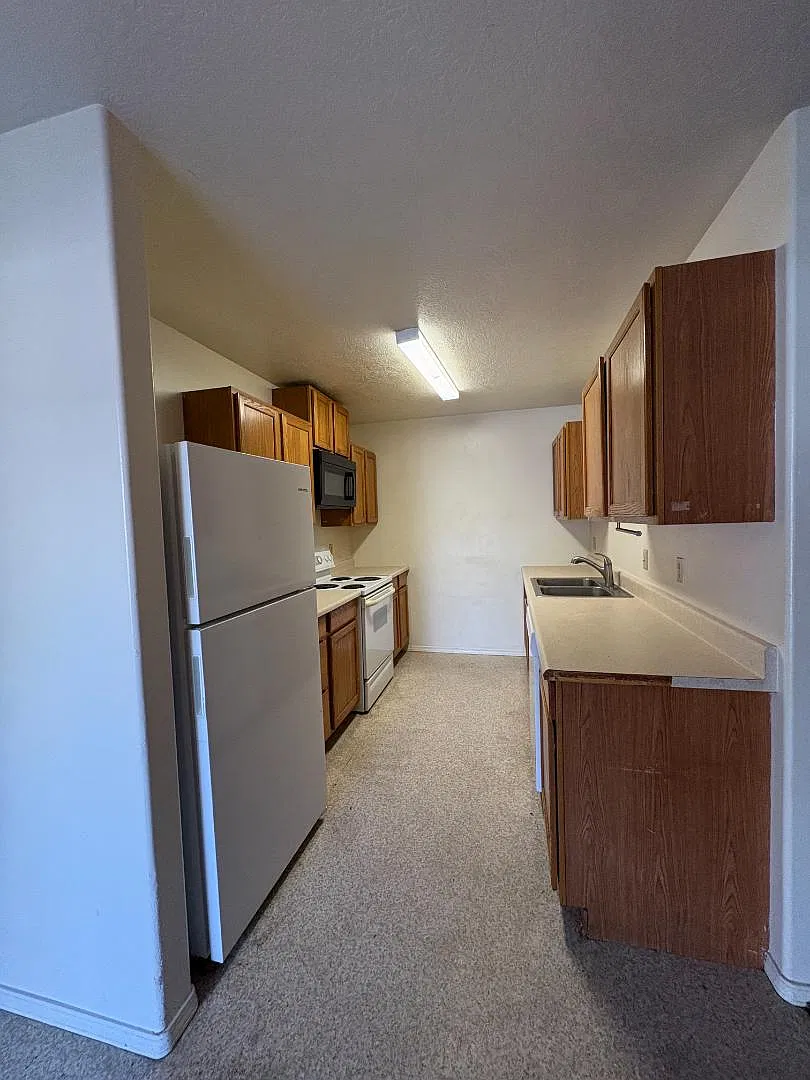 2140 Elizabeth Blvd - 20B — Photo 2
