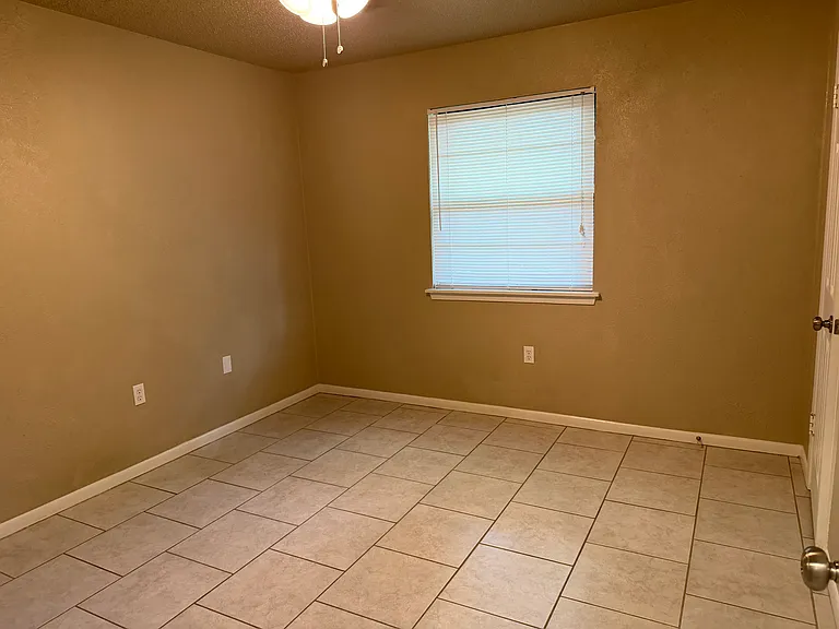 702 Karen St — Photo 11