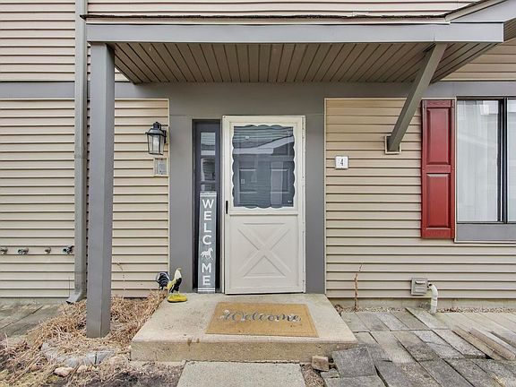 2nd image of 29W532 Winchester Cir S #4