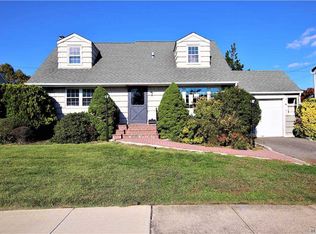 3 Derby Rd, Hicksville, NY 11801