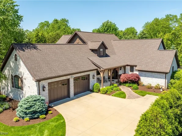 1055 Cromdale Cir NE, North Canton, OH 44720