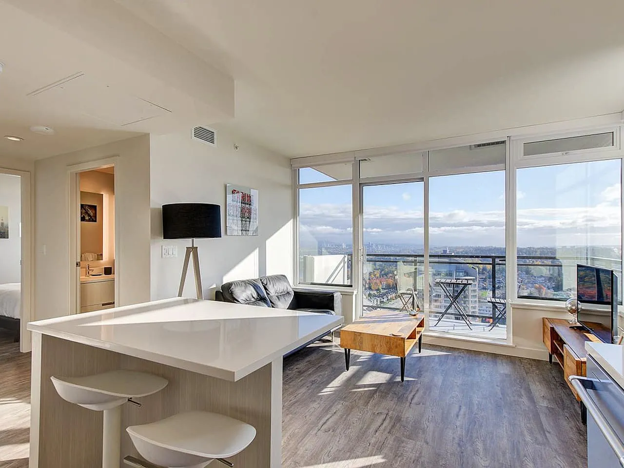 Luxury Apartment in Downtown Burnaby | Fully Furnished — Photo 3