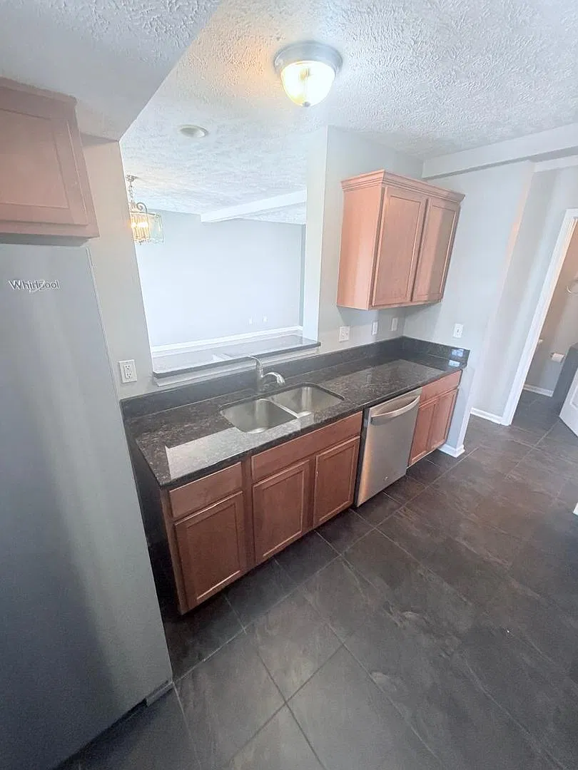 Spacious 3-Bedroom Home with 2 Full + 2 Half Baths Vouchers Welcome! — Photo 4