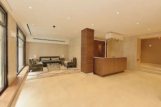 425 E 63rd St #W10H — Photo 1