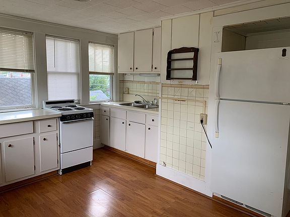 3rd image of 800 1/2 W Main St