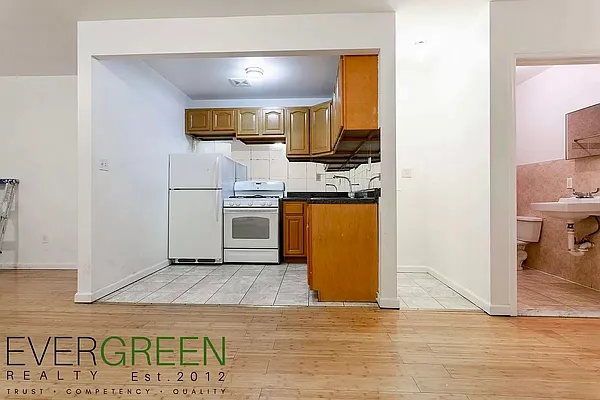 Rented by Safdie Realty Group | media 17