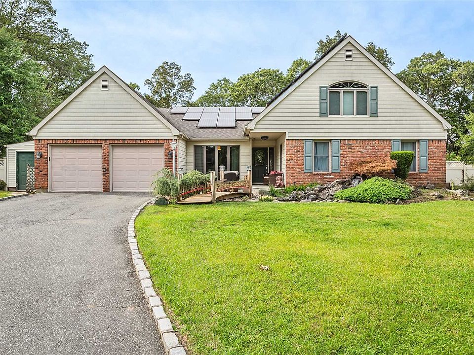 1st image of 11 Whitespruce Ln