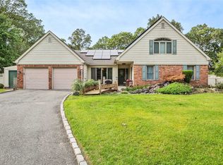 11 Whitespruce Ln, Hauppauge, NY 11788