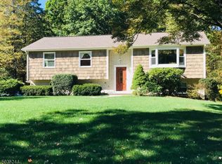 16 Meadow Ln, Kinnelon, NJ 07405