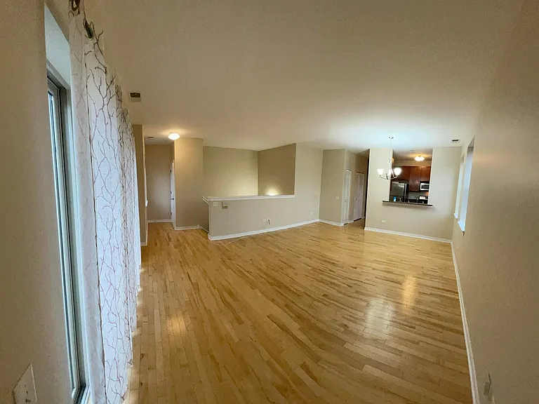 1110 W Washburne Ave #301 — Photo 2